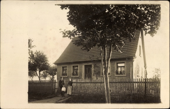 Photo Postcard Dombühl in Middle Franconia, family in front of their house, house number 107, garden