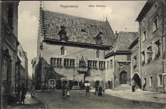 Ak Regensburg an der Donau Oberpfalz,  Altes Rathaus,  Architektur, Menschen auf der Straße