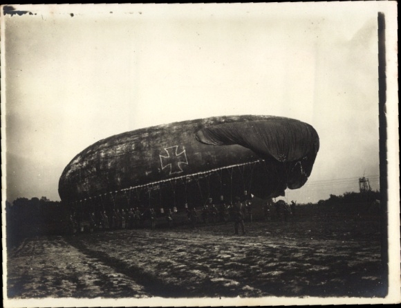 Foto Zeppelin, Luftschiff, Soldaten