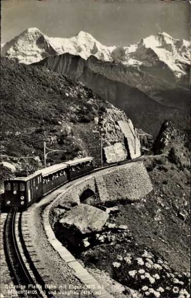 Ak Schynige Platte Bahn mit Eiger, Mönch und Jungfrau, Zahnradbahn