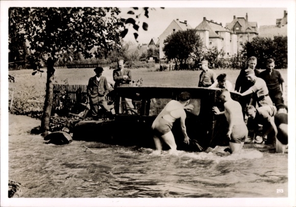Foto Heinrich Hoffmann, Männer versuchen Auto aus Hochwasser zu befreien 1939