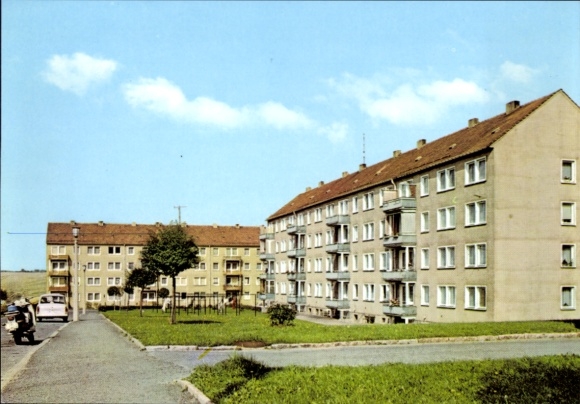KP Reichenbach im Vogtland, nowe budynki przy Etkar-Andre-Straße, samochód, hulajnoga