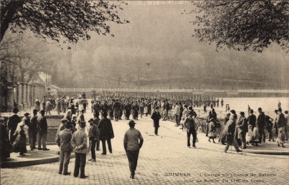 Postcard Quimper Finistère, military parade, crowd, scenery, old photograph