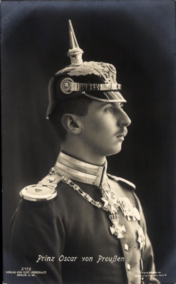 Postcard Oskar Prince of Prussia, portrait in uniform, spiked helmet, medal