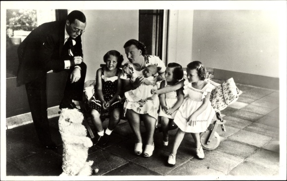 Postcard Queen Juliana of the Netherlands, Prince Bernhard, Princess Beatrix, Irene, Margriet, Christina