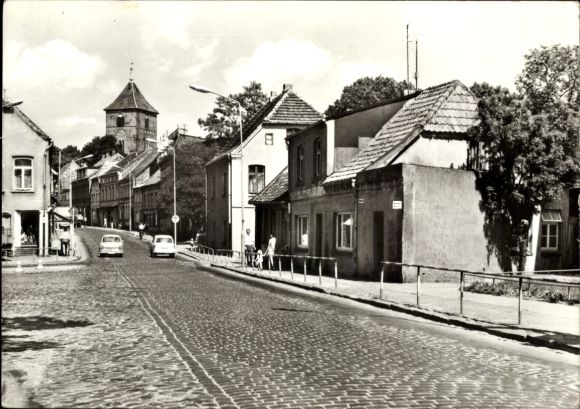 Postcard Grevesmühlen in Mecklenburg, August Bebel Street, cobblestones, cars