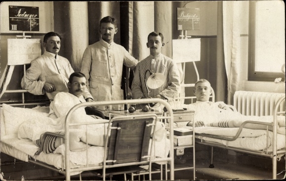 Photo Postcard Hamburg Nord Barmbek, men in the hospital, sickroom
