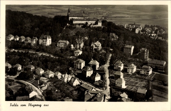 Ak Fulda in Hessen, luchtfoto van huizen, bergen, klooster
