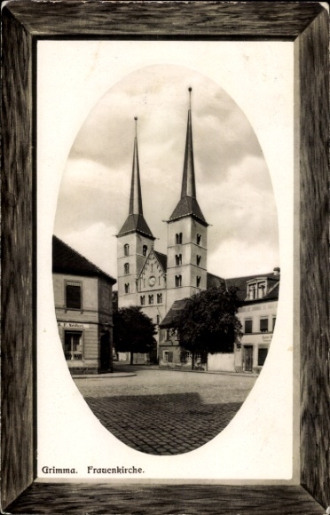 Ak Grimma in Sachsen, Frauenkirche, 2 Türme, historische Architektur, gepflasterte Straße