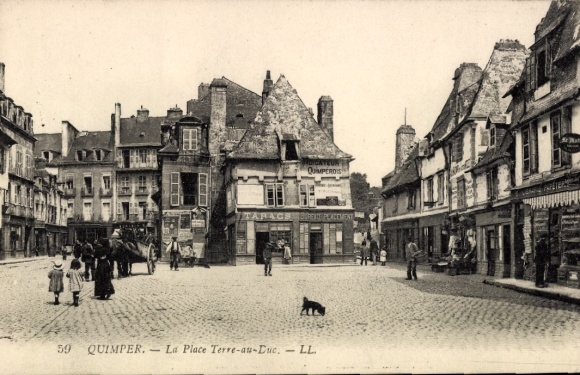 Postcard Quimper Finistère, Terre-au-Duc Square, building, horse, people, cat