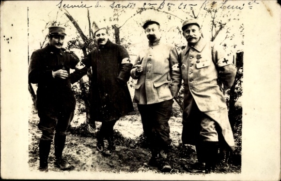 Photo Postcard French soldiers in uniforms, medics, I WK