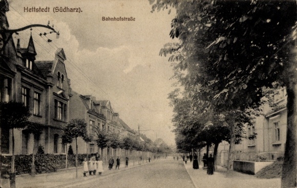Ak Hettstedt im Südharz, Bahnhofstraße,  Gebäude, Straßenansicht, Menschen auf der Straße