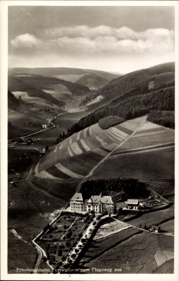 Ak Furtwangen im Schwarzwald, Luftaufnahme Erholungsheim, hügelige Landschaft, Felder