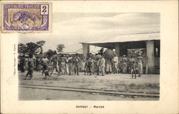 Ak Bangui Zentralafrikanische Republik, Marktszene, Menschenmenge, Elefant, Gebäude, Bahnhof