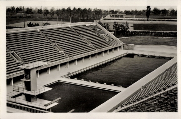 Postcard Berlin Charlottenburg Westend, Reichssportfeld, view from Deutsche Kampfbahn to swimming stadium