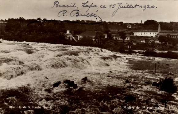 Ak Piracicaba Brasilien, Salto de Piracicaba, Wasserpartie mit Teilansicht von der Ortschaft