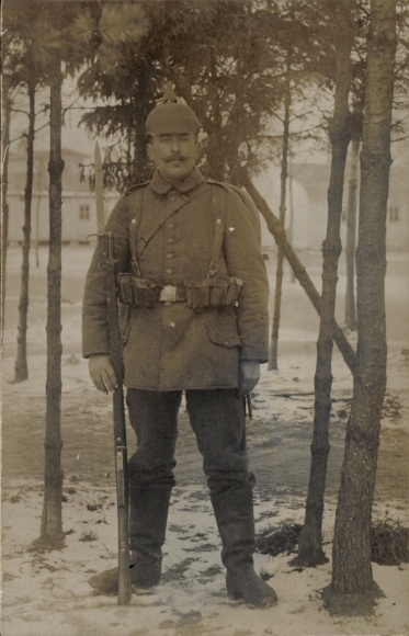 Foto Ak Munster im Heidekreis, Truppenübungsplatz Munsterlager, Deutscher Soldat in Uniform