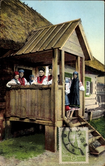 Postcard Ukrainian costumes, residents in front of farmhouse