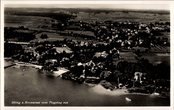 Ak Utting am Ammersee Oberbayern, Luftaufnahme von Uttingen, Ammersee, Schwarz-Weiß, idyllische L