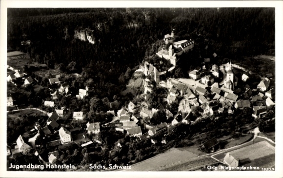 Ak Hohnstein Sächsische Schweiz, Luftaufnahme von  Jugendburg, sächsische Schweiz, Echt Foto