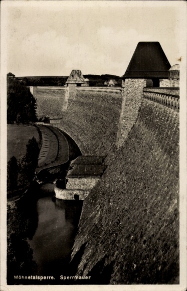 Ak Möhnesee in Westfalen, Möhnetalsperre,  Sperrmauer, Wasserlauf, Steinmauer, grüne Umgebung