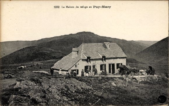 Postcard Le Claux Cantal, Puy Mary, refuge on the mountain