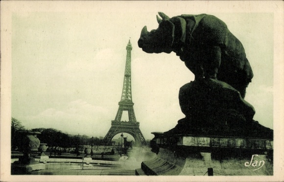 Ak Paris VII, Eiffelturm, Parkanlagen, Rhinozeros-Plastik