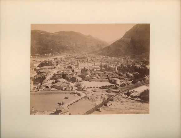 foto Bozen Bolzano Zuid-Tirol, uitzicht op de stad gezien vanaf Virgil