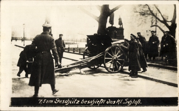 Foto Ak Geschütz beschießt das Königliche Schloss, Weimarer Republik, Revolution