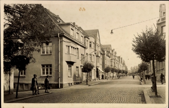 Ak Zeulenroda in Thüringen, Stalinstraße, Gebäude, Bäume, Straße, Menschen