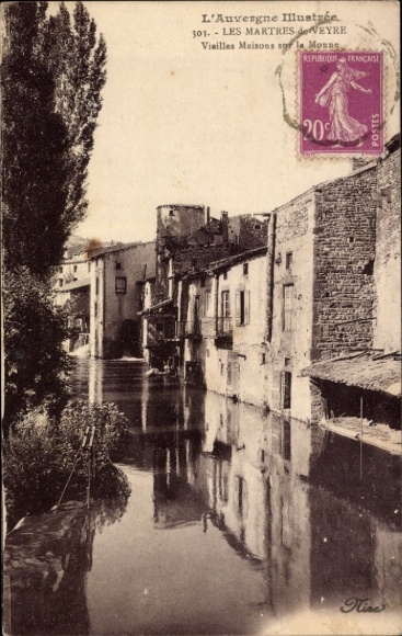 Postcard Les Martres-de-Veyre Puy de Dôme, old houses by the water