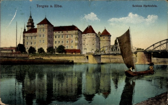 Ak Torgau an der Elbe, Schloss Hartenfels, Wasser, Segelboot, Brücke, Stadtansicht