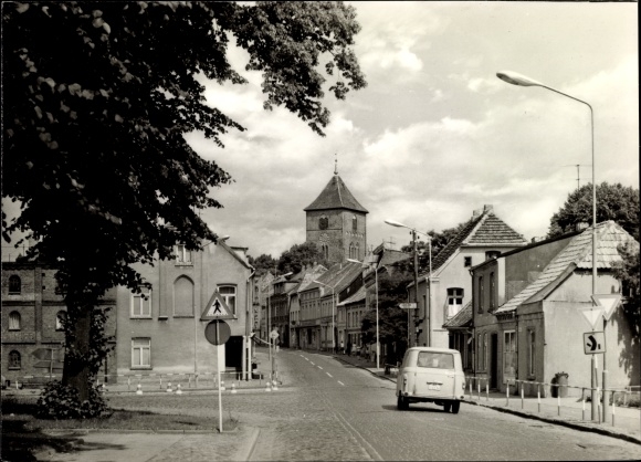 Postcard Grevesmühlen in Mecklenburg, August Bebel Strasse, street section
