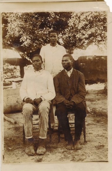 Photo DSW Afrika Namibia, ca 1900 - 1904, Three African young men, group picture