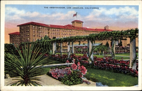 Ak Los Angeles Californië VS, Hotel Ambassador, Amerikaanse vlag, bloemenperk, palmbomen