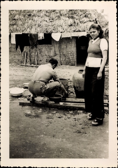 Photo Vietnam, Vietnamese at work in front of a house