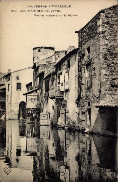 Postcard Martres de Veyre Auvergne, old houses on the Monne