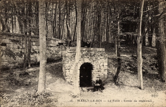 Ak Marly le Roi Yvelines, La Forêt, Entrée du Souterrain