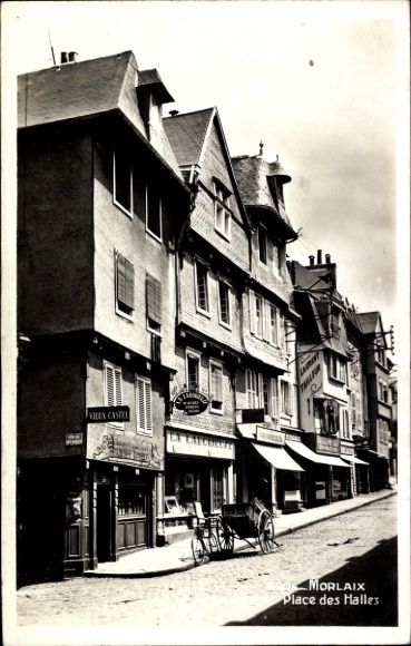 Postcard Morlaix Finistère, VIEUX CASTEL, Place des Halles, architectural buildings, street scene