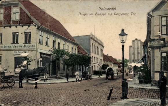 Ak Salzwedel in der Altmark, Neuperver Straße mit Neuperver Tor