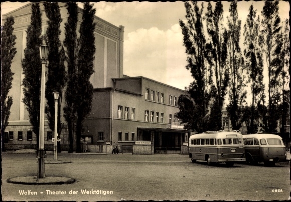 Ak Wolfen in Saksen-Anhalt, Theater van de arbeiders, bussen