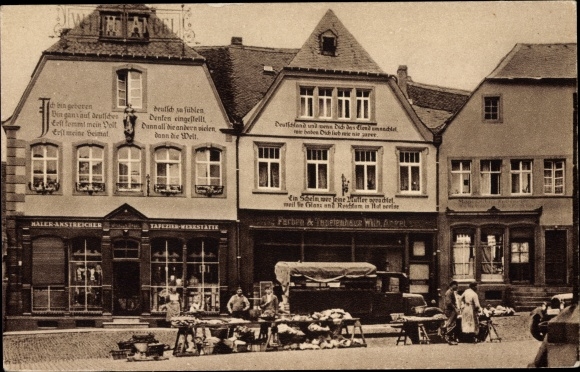 Postcard Sankt Wendel Saarland, houses with confessional sayings on the cathedral square, market stalls