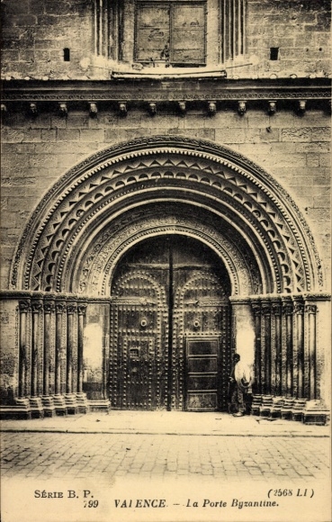 Ak Valence Drôme, Porte Byzantine, massive Holztüren, reich verzierte Steinarchitektur