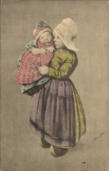 Ak Mädchen in Tracht mit Baby auf dem Arm