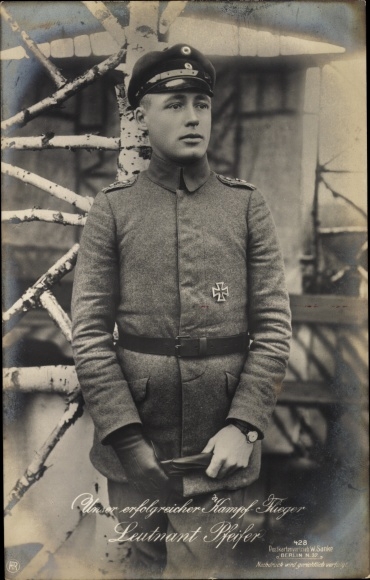 Ak Deutscher Kampfflieger Leutnant Pfeifer, Portrait