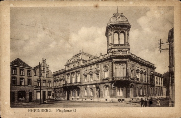 KP Rheinberg am Niederrhein, targ rybny, budynek z wieżą, widok z ulicy, ludzie