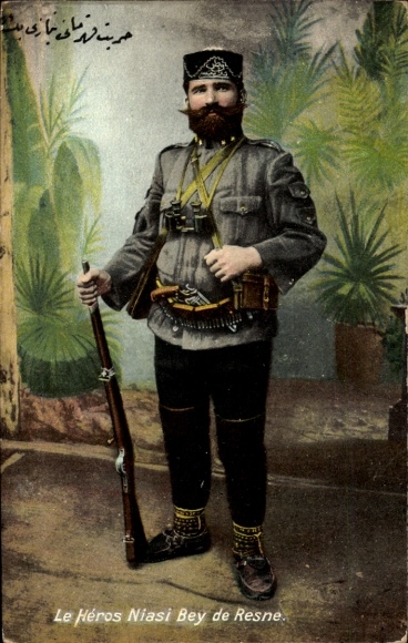Postcard Le Héros Niasi Bey de Resne, man in uniform, rifle, pistol