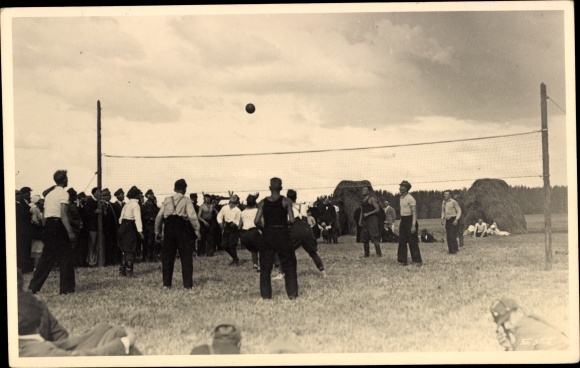 Photo Postcard men play volleyball, volleyball game, viewers