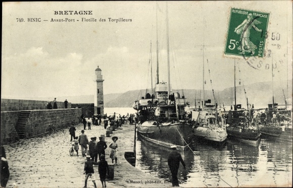 Postcard Binic Côtes d&#39;Armor, outer harbor, lighthouse, fleet of torpedo boats