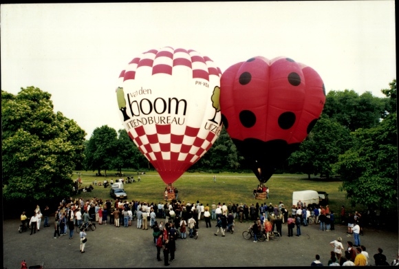Photo hot air balloons on the ground, spectators